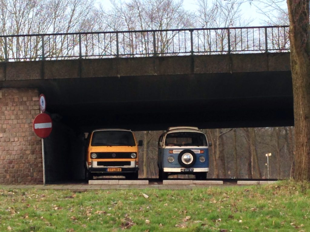 Gele bus onder het viaduct